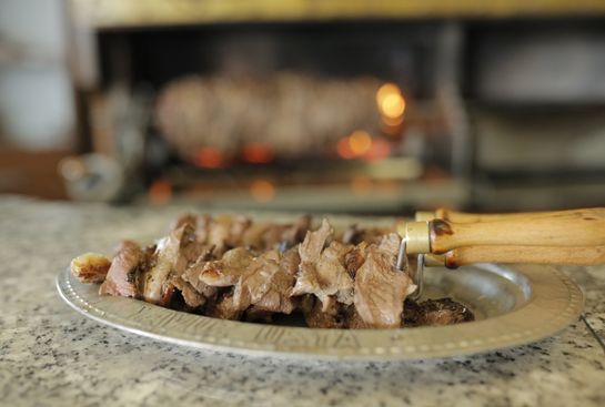 cağ-kebabı Bağlıca'da bulunan Yavuz Usta Oltu Çağ Kebap restoranında, odun ateşinde pişmiş ve tabakta servis edilen taze oltu cağ kebabı.