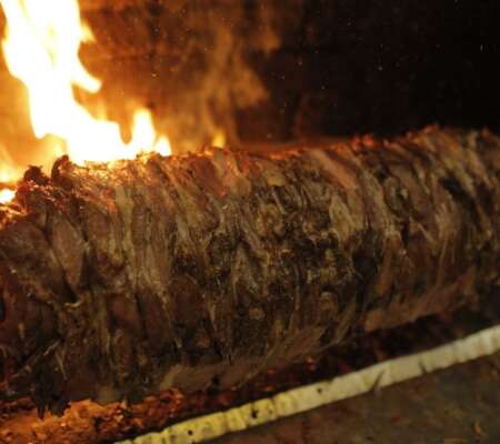 Yavuz Usta Oltu Cağ Kebabı Bağlıca'da odun ateşinde pişirilen özel cağ kebaplarıyla Ankara en iyi cağ kebap deneyimini sunuyor