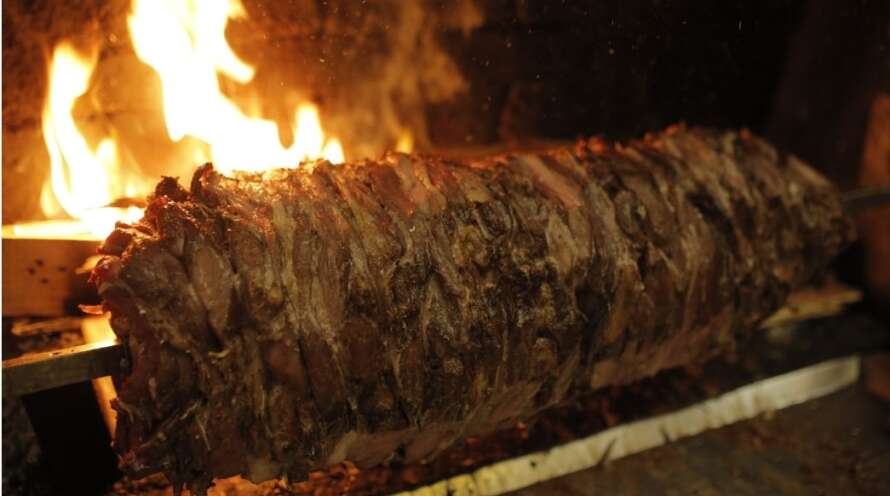 Yavuz Usta Oltu Cağ Kebabı Bağlıca'da odun ateşinde pişirilen özel cağ kebaplarıyla Ankara en iyi cağ kebap deneyimini sunuyor