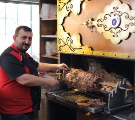 Yavuz Usta Oltu Cağ Kebabı restoranında, aşçı ve odun ateşinde pişirilen ve usta ellerde hazırlanan geleneksel Oltu cağ kebabı.