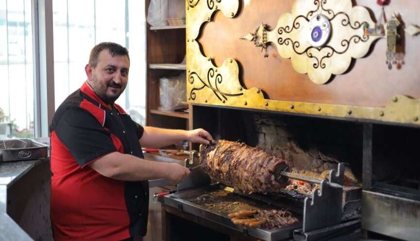 Yavuz Usta Oltu Cağ Kebabı restoranında, aşçı ve odun ateşinde pişirilen ve usta ellerde hazırlanan geleneksel Oltu cağ kebabı.