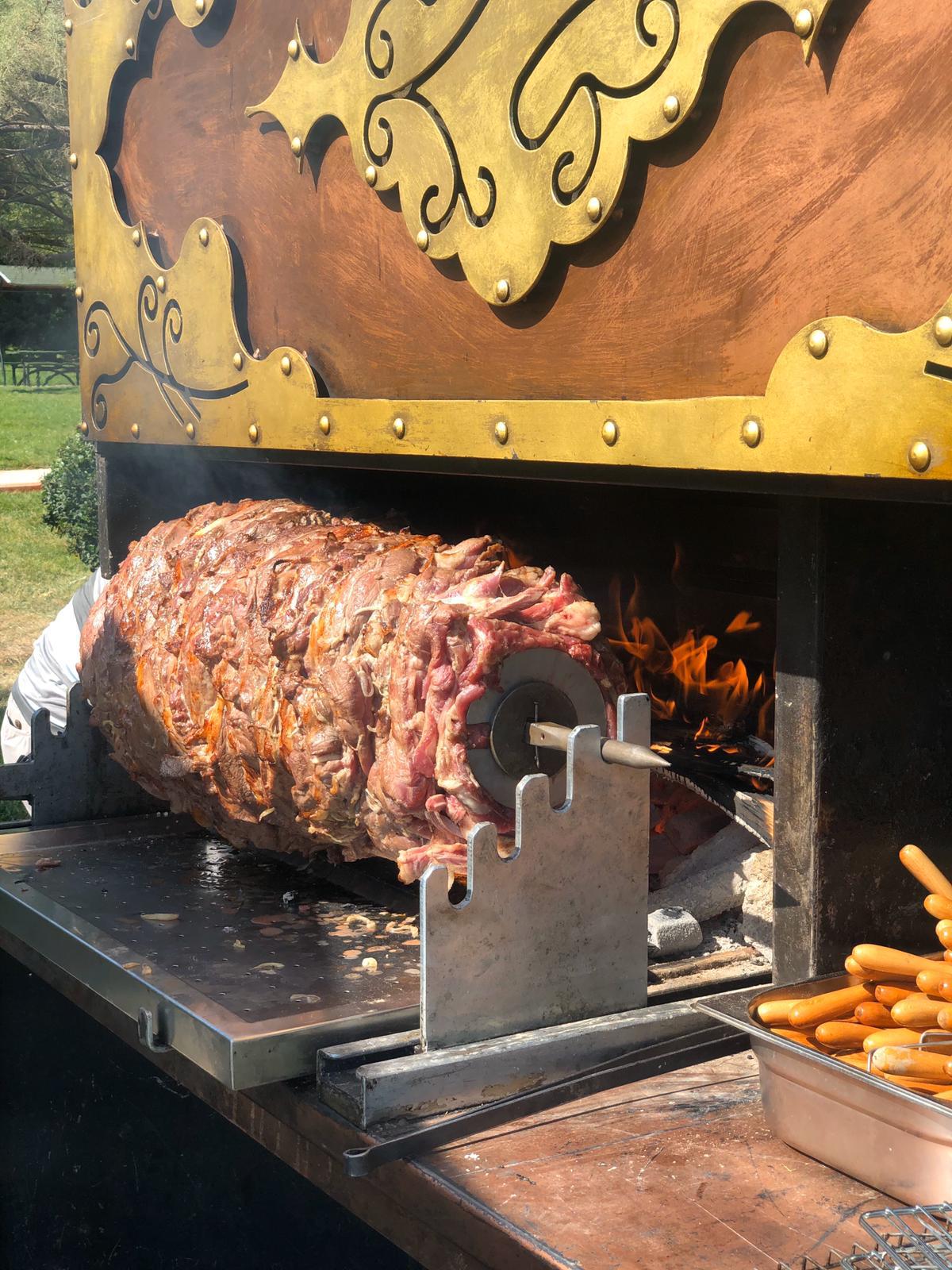 Bahçede cağ kebabı organizasyonu için yerinde Oltu cağ kebap servisi