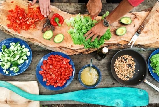yavuz-usta-oltu-cağ-kebabi-sebze avuz Usta Oltu Çağ Kebap restoranında, taze sebzelerle hazırlanan organik salata masası. Bağlıca cağ kebabı lezzetiyle ünlü mekan, doğal malzemelerle öne çıkıyor.