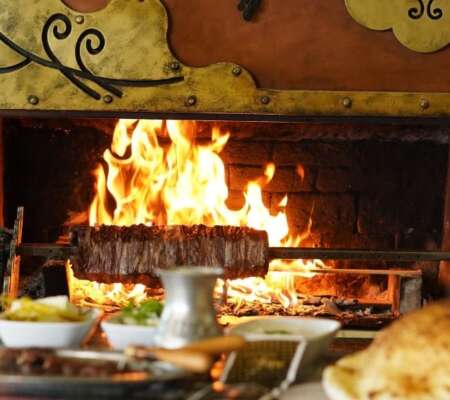 Ankara Bağlıca’da Yavuz Usta Oltu Cağ Kebabı restoranında, odun ateşinde pişirilen Oltu cağ kebabı ve yanında sunulan mezeler.
